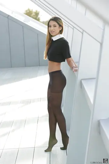 Roxy Lips – Slim Brunette in Ripped Pantyhose Takes Anal Outdoors