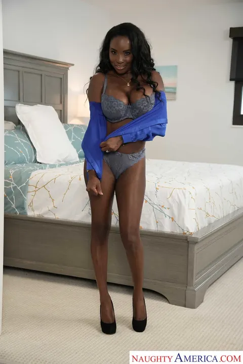 Naomi Foxxx: Busty Ebony MILF Rides and Gets a Creampie – photo 4 of 21