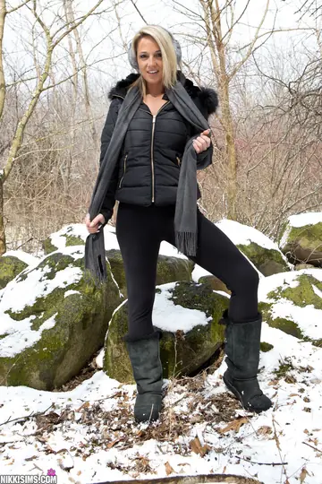 Nikki Sims – Busty Blonde MILF Strips in the Snow Wearing Boots and Panties