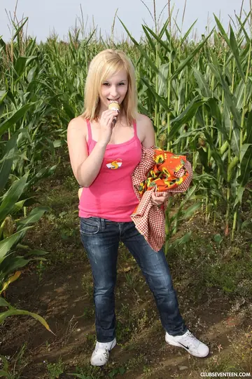 Cindy Q – Blonde European Babe Shows Off Her Natural Tits