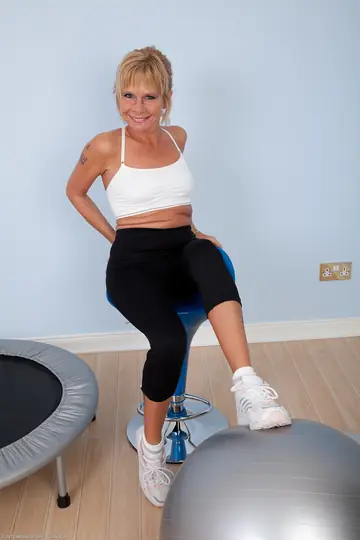 Cathy Oakely – Petite British MILF Strips Out of Her Yoga Pants and Spreads Her Pussy