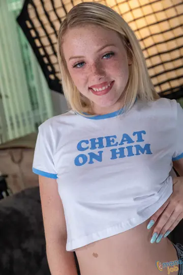 Dixie Lynn – Blonde in Shorts and Heels Lubricates Cock for a Handjob Cumshot
