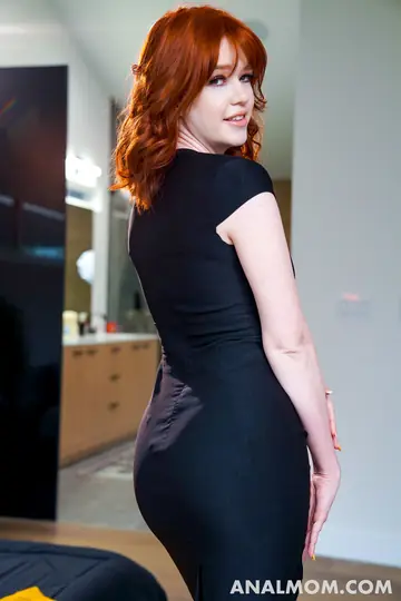 Ariel Darling – Tall Redhead MILF in a Dress and Stockings Takes Anal in Selfies