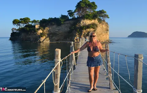 Nudechrissy: Curvy Blonde MILF Swims Nude at the Beach in Glasses – photo 17 of 19