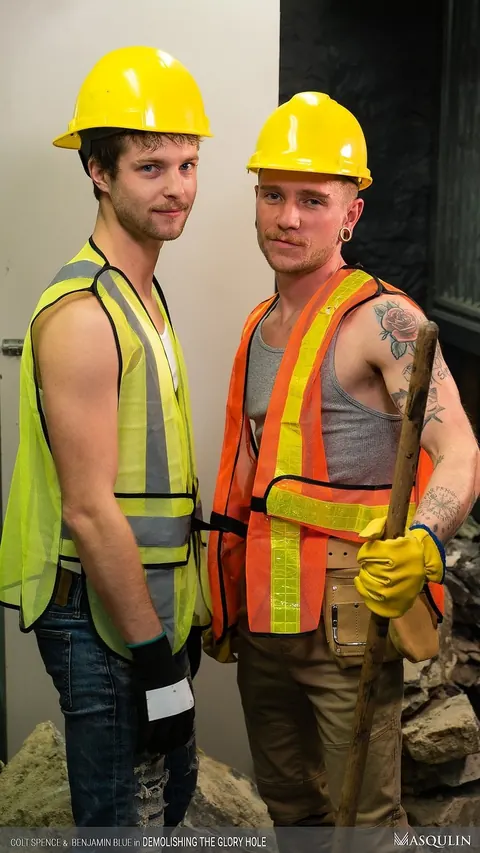 Two Men Kiss and Fuck on a Construction Site – photo 6 of 20