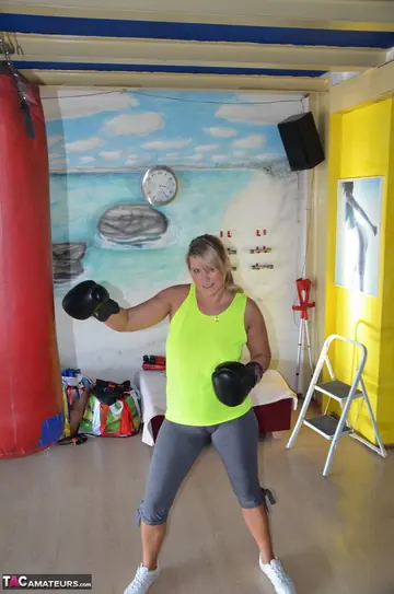 Sweet Susi – Mature Blonde Strips Out of Her Yoga Pants in the Gym