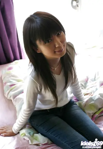 Kurara – Slim Japanese Babe Strips Out of Her Jeans and Lingerie