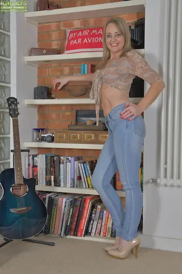Sofia Rae – Mature Blonde with Big Tits Masturbates in Jeans and Heels