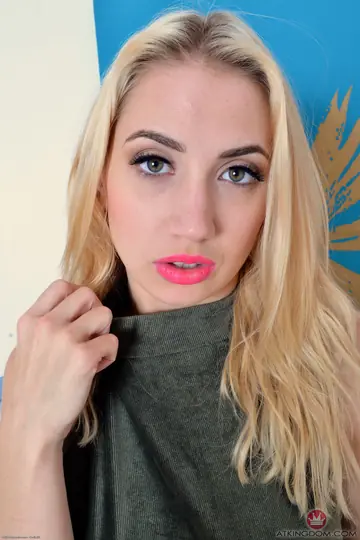 Sierra Nicole – Blonde with Natural Tits Spreads Her Trimmed Pussy in Close-Up