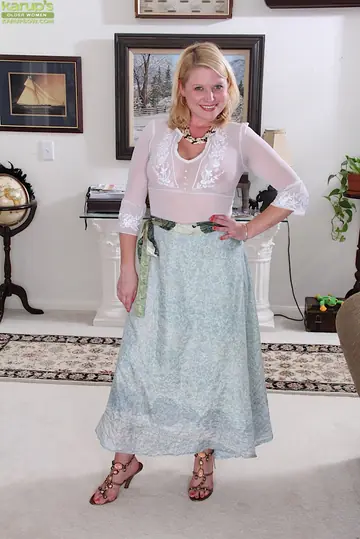 Lynn Miller – Busty Mature Brunette Undresses and Spreads Her Hairy Pussy in a Skirt