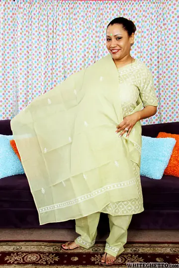 Mature Indian Woman Poses Nude and Shows Her Legs