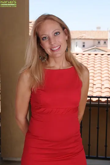 Charli Shay – Thick Blonde MILF in a Skirt and Heels Spreads Her Shaved Pussy on the Balcony