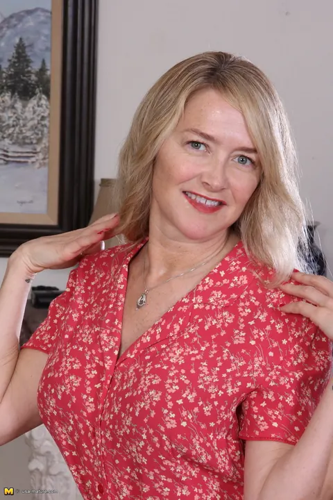 Eva Griffin: Mature Blonde MILF Flashes Her Big Tits in a Dress Then Strips and Spreads – photo 4 of 16