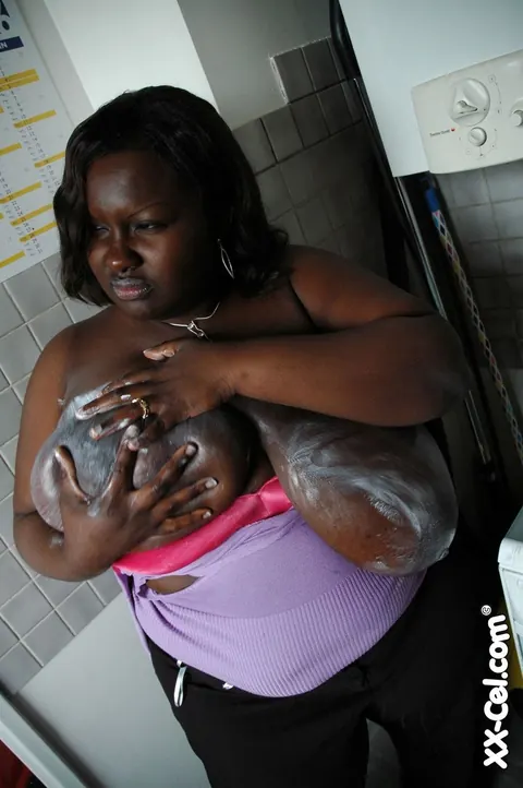 Mariana Kodjo: Curvy Ebony MILF with Big Natural Tits Oils Her Chest – photo 12 of 20