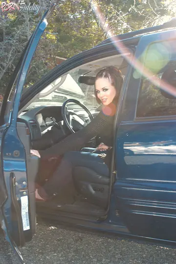 Kelly Madison – Tall Brunette MILF Takes a Creampie on the Sofa and in the Car