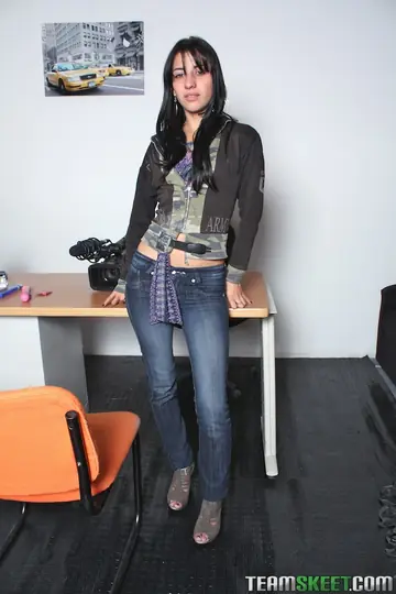 Vanessa Suarez – Latina Brunette Pulls Her Jeans Aside and Spreads Her Pussy