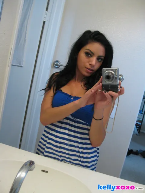 Kelly Xoxo: Thick Latina Pulls Her Panties Aside in the Mirror – photo 1 of 16