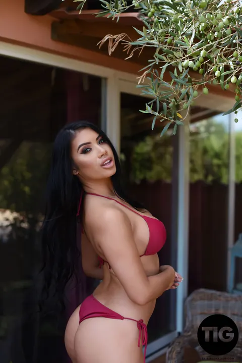Nicole Snow: British Brunette Flaunts Her Enhanced Tits and Tattoos in Heels – photo 5 of 21