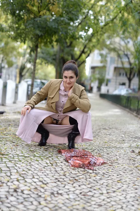 Lili Miss Arab: Brunette MILF Reveals Her Pussy in Public – photo 7 of 20