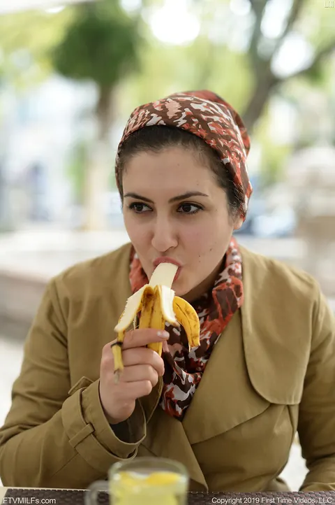 Lili Miss Arab: Brunette MILF Reveals Her Pussy in Public – photo 1 of 20