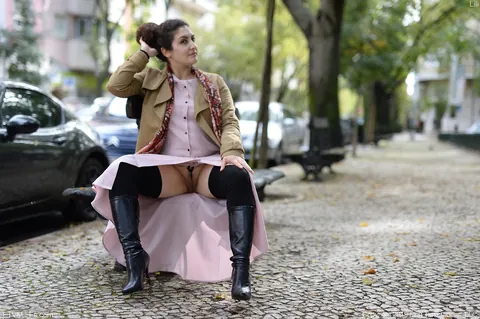 Lili Miss Arab: Brunette MILF Reveals Her Pussy in Public – photo 11 of 20