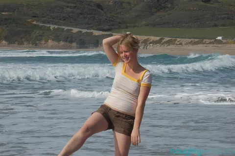 Eve Kisa: Short-Haired Blonde Amateur Shows Her Big Tits and Hairy Pussy on the Beach – photo 4 of 20