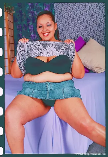 Elizabeth Rollings – BBW Latina Redhead Strips and Pleasures Herself with a Vibrator in Bed
