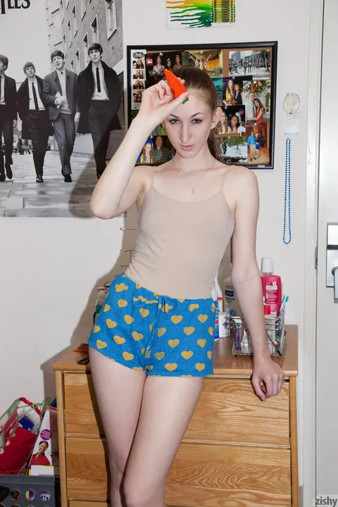 Haley Gladwell: Petite Redhead Shows Off Her Curvy Ass in Panties – photo 4 of 11
