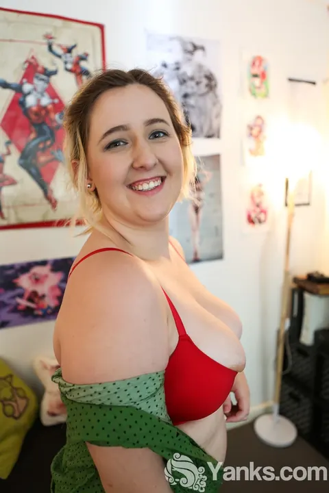 Mikki Mischief: Australian BBW with Big Natural Tits Strips Nude – photo 6 of 16