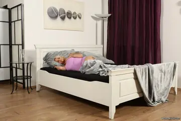 Louise Lee – Blonde British MILF Fingers and Spreads Her Pussy