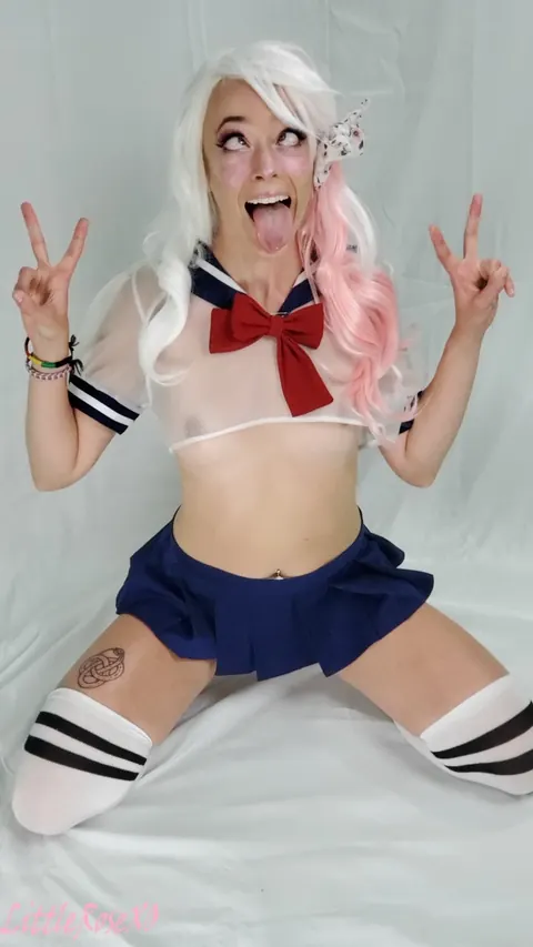 Amateur in Cosplay Costume Uses a Dildo – photo 3 of 17