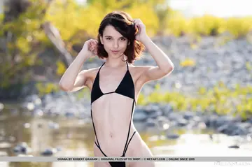 Skinny Babe Removes Her Bikini and Spreads Outdoors