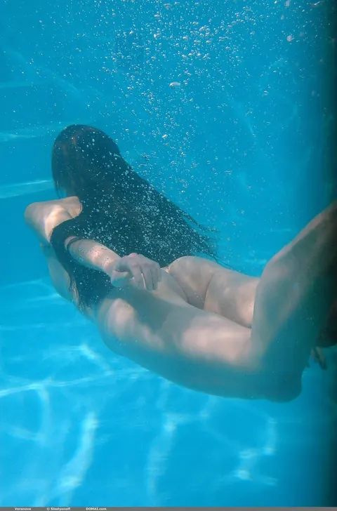 Slim PAWG Poses Nude in the Pool – photo 17 of 20