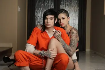 Leigh Raven – Brunette Lesbians Kiss, Lick and Finger Each Other