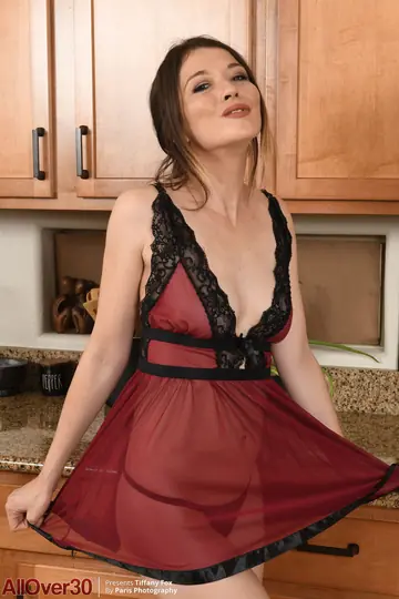 Tiffany Fox – Skinny Brunette MILF Poses Nude