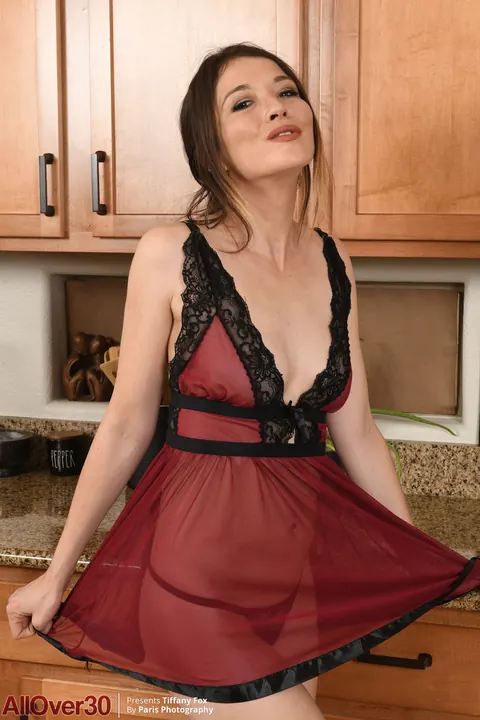 Tiffany Fox: Skinny Brunette MILF Poses Nude – photo 1 of 21