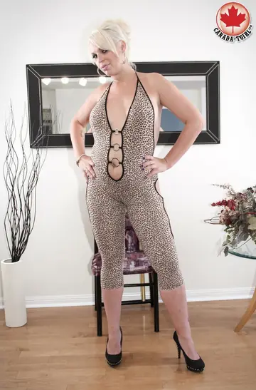Mature Trans Woman Bares Her Body Nude