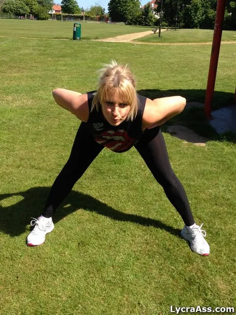 Daniella English: Thick British MILF Poses at the Gym in Yoga Pants – photo 10 of 16