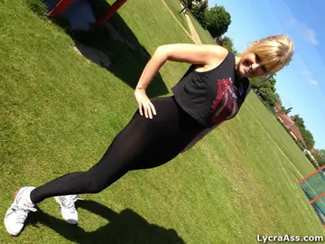 Daniella English – Thick British MILF Poses at the Gym in Yoga Pants