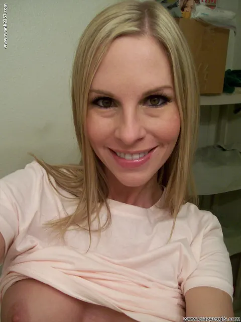 Aimee Addison: Skinny Blonde MILF Strips for Mirror Selfies – photo 5 of 15