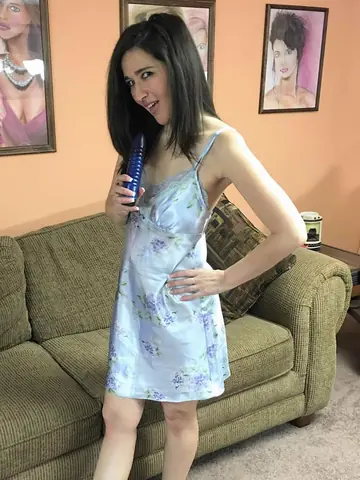 Deliah Dukes – Curvy Brunette MILF Toys Her Shaved Pussy and Spreads Wide