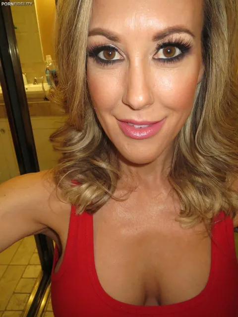 Brandi Love: Blonde MILF Poses for a Mirror Selfie with Two Men – photo 8 of 11