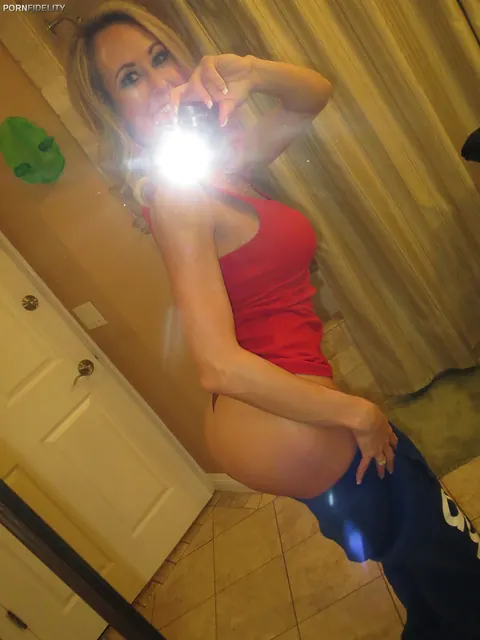 Brandi Love: Blonde MILF Poses for a Mirror Selfie with Two Men – photo 5 of 11