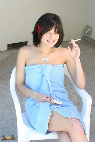 Ellie Idol – Brunette MILF Drops Her Robe and Smokes Naked Outdoors