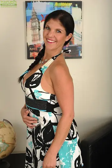 Coralyn Jewel – Thick Brunette MILF Spreads Her Shaved Pussy Outdoors in a Dress