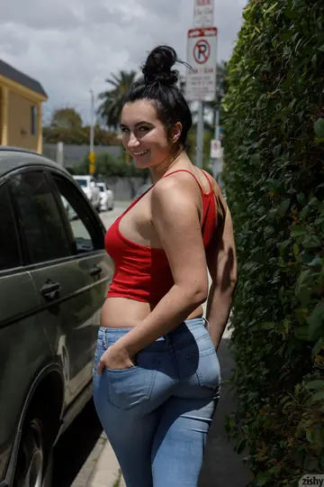 Sidney Alexis – Brunette PAWG Flashes Her Big Tits and Ass in Jeans Outdoors