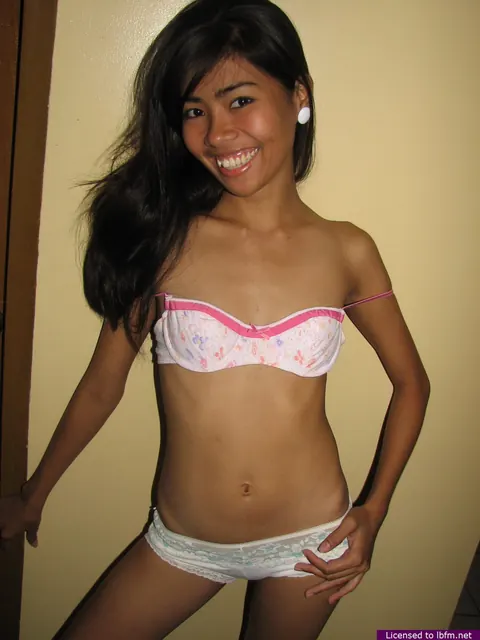 Skinny Asian Babe Strips Out of Her Jeans and Shows Her Shaved Pussy – photo 4 of 12
