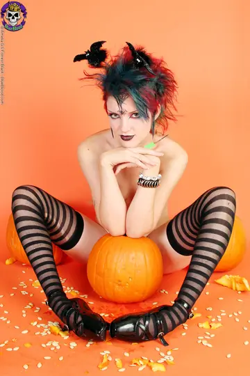 Scar 13 – Tattooed Brunette in Stockings Spreads Her Legs Wide