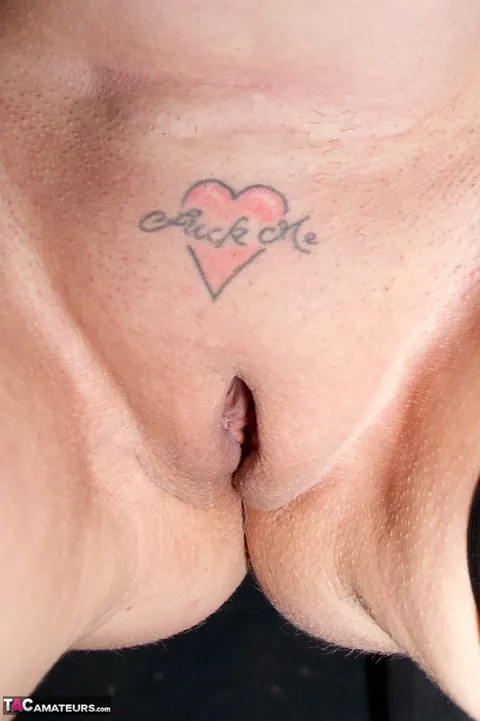 Speedy Bee: Busty BBW in Stockings Toys Her Shaved Pussy – photo 18 of 20