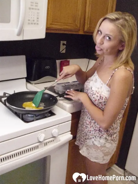 Mae Lynn: Busty Blonde Amateur Strips and Shows Her Tits – photo 6 of 20